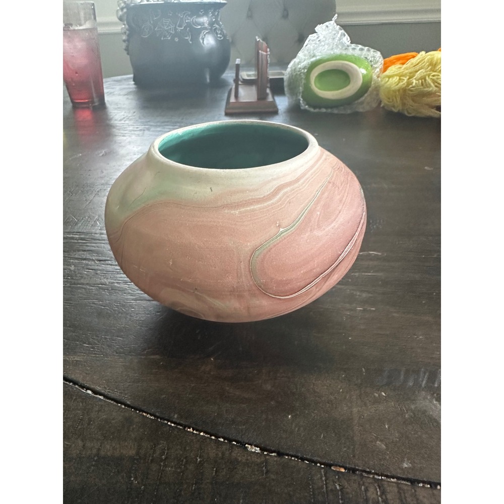 Vintage Mt Rushmore South Dakota Swirl Pottery Vase Pink Green 4.5" GUC